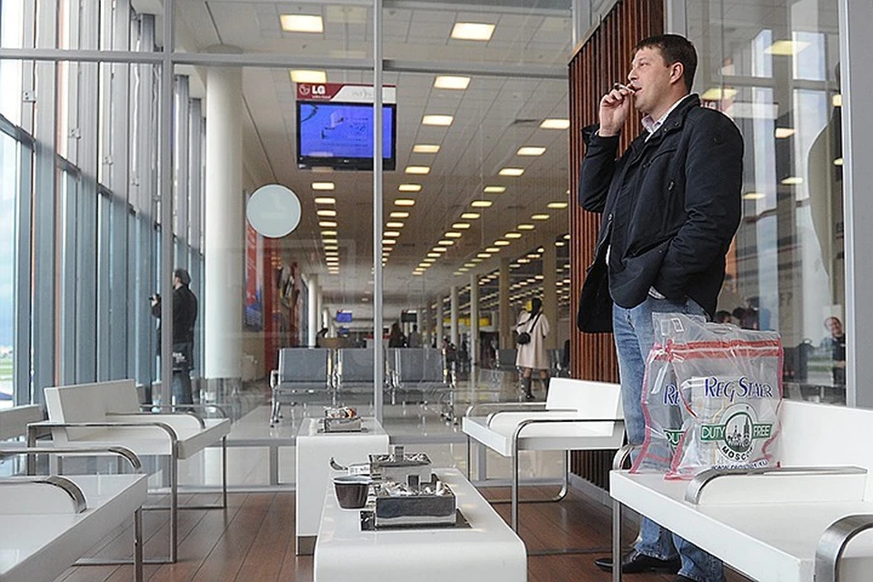 В российские аэропорты возвращаются курилки. Фото: ТАСС / Валерий Шарифулин