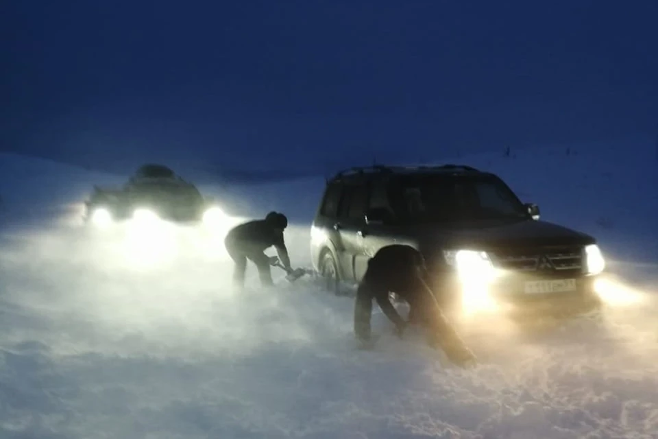 Небольшой перемет превратился в снежный плен для нескольких машин. Фото: "Моя Териберка"