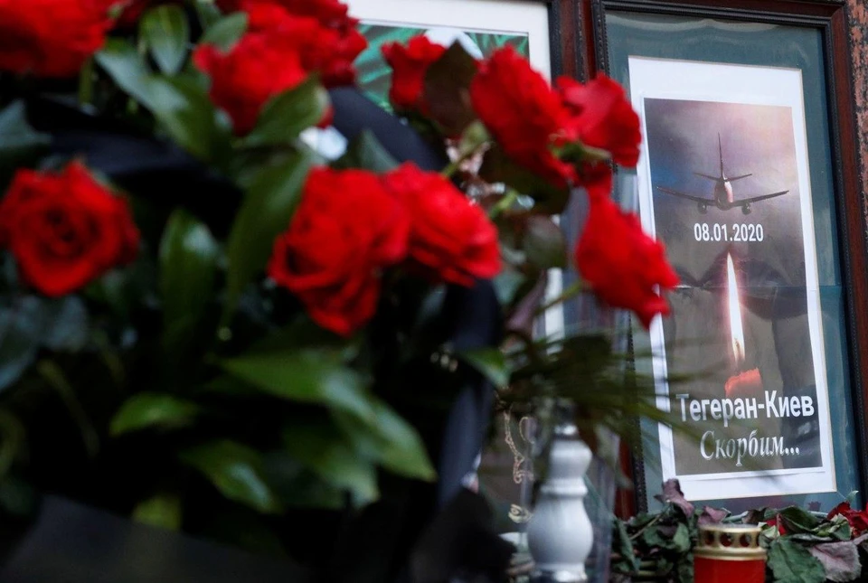 В аэропорт Борисполь граждане приносят цветы в память о погибших в авиакатастрофе