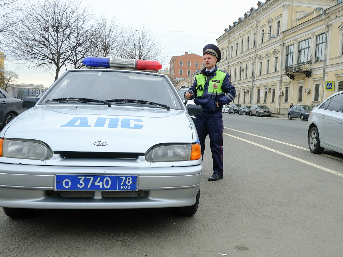 Зажал руку гаишнику в окне