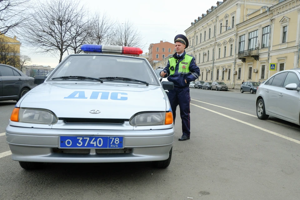 Девушка за рулем Mercedes сбила гаишника и протащила другого за машиной в Петербурге