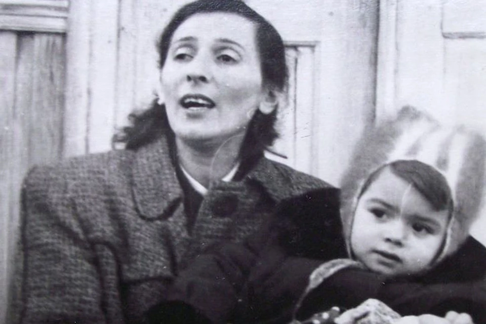 «Котельниково, 1955 год. Мама вернулась! Позади шесть лет лагерей, в настоящем - дистрофия (38 кило живого веса), ни жилья, ни работы».