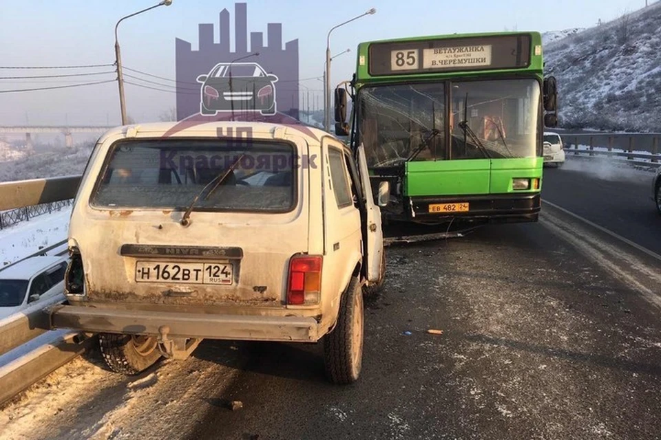 ДТП в Красноярске: в аварию попали два автобуса 85-го маршрута. Фото: "ЧП Красноярск"