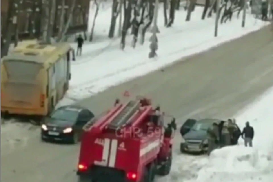 На место происшествия прибыли сотрудники экстренных служб. Фото: Instagram @chp_59
