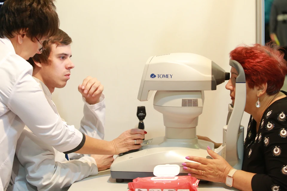 Проверка зрения в офтальмологическом кабинете.