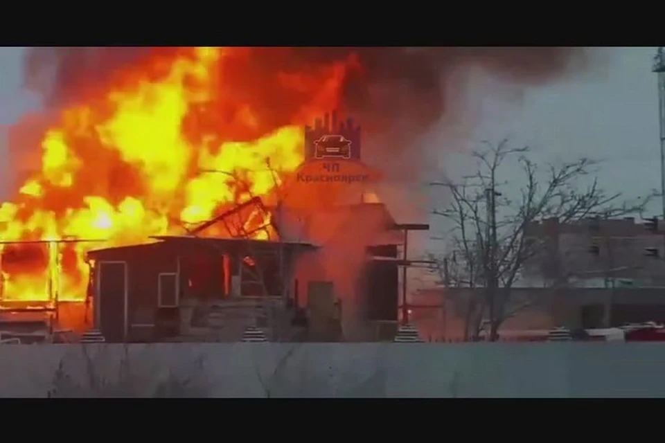 В Красноярске на Транзитной сгорел особняк. Стоп-кадр видео