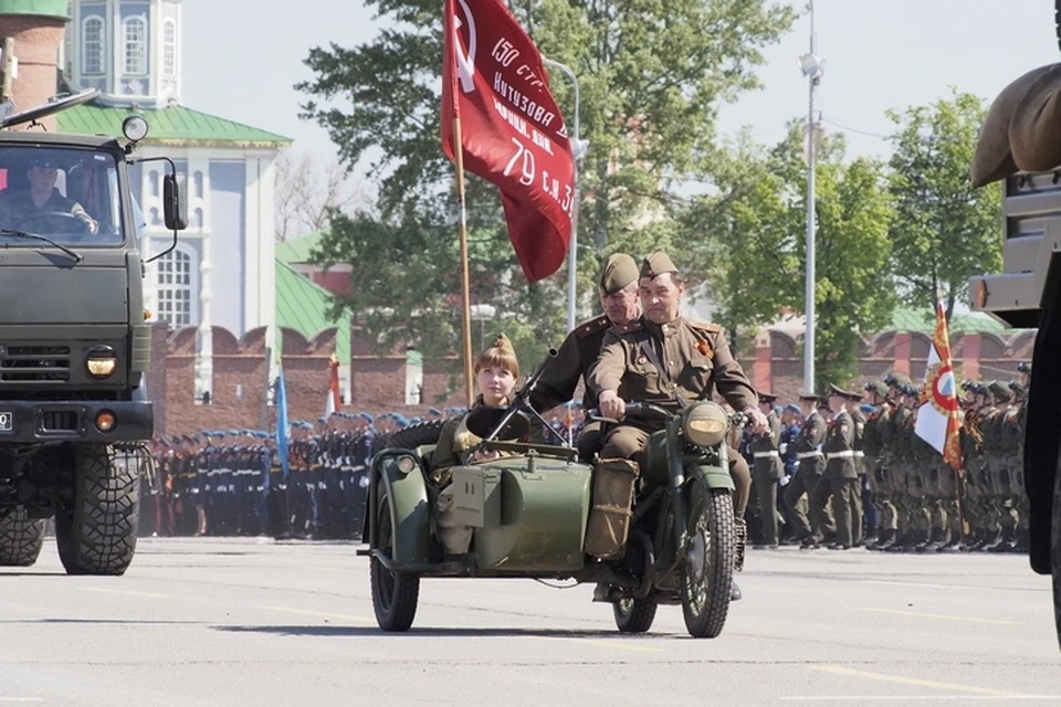 В этом году парад откроет знаменная группа с копией Знамени Победы и Государственным флагом РФ