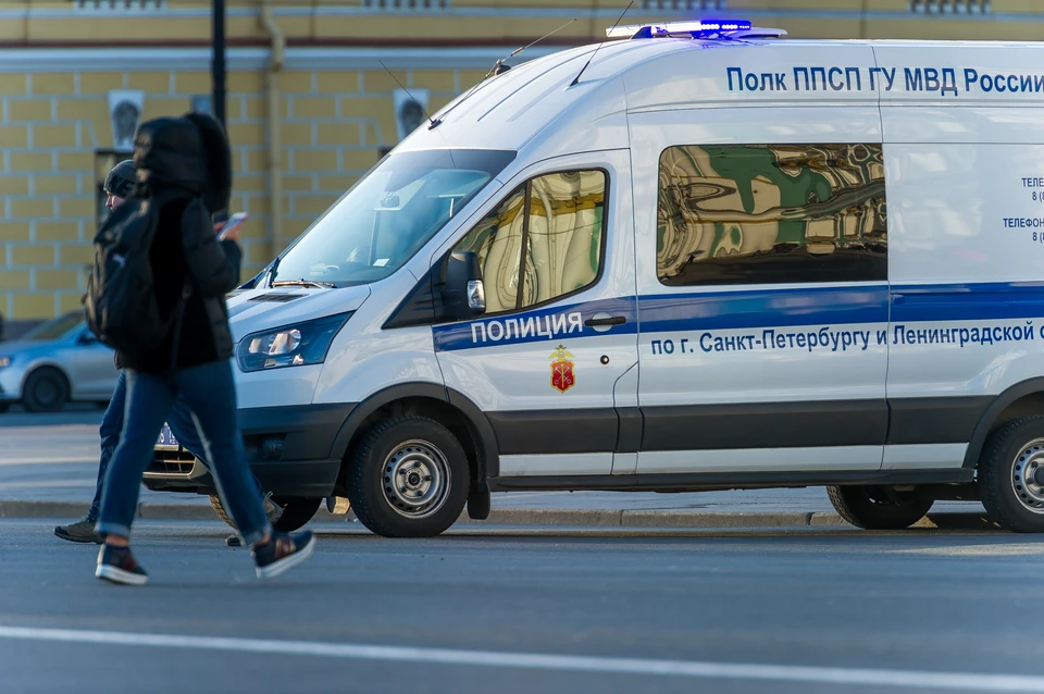 Труп мужчины в луже крови обнаружили на набережной в Петербурге