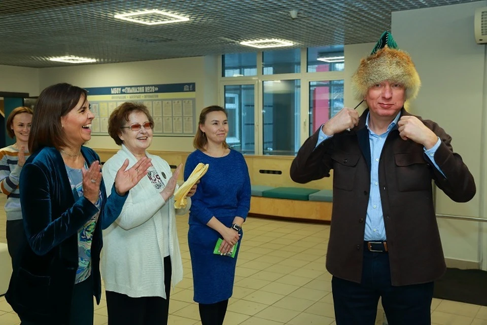 Знаменитый бизнесмен получил в подарок башкирский традиционный головной убор
