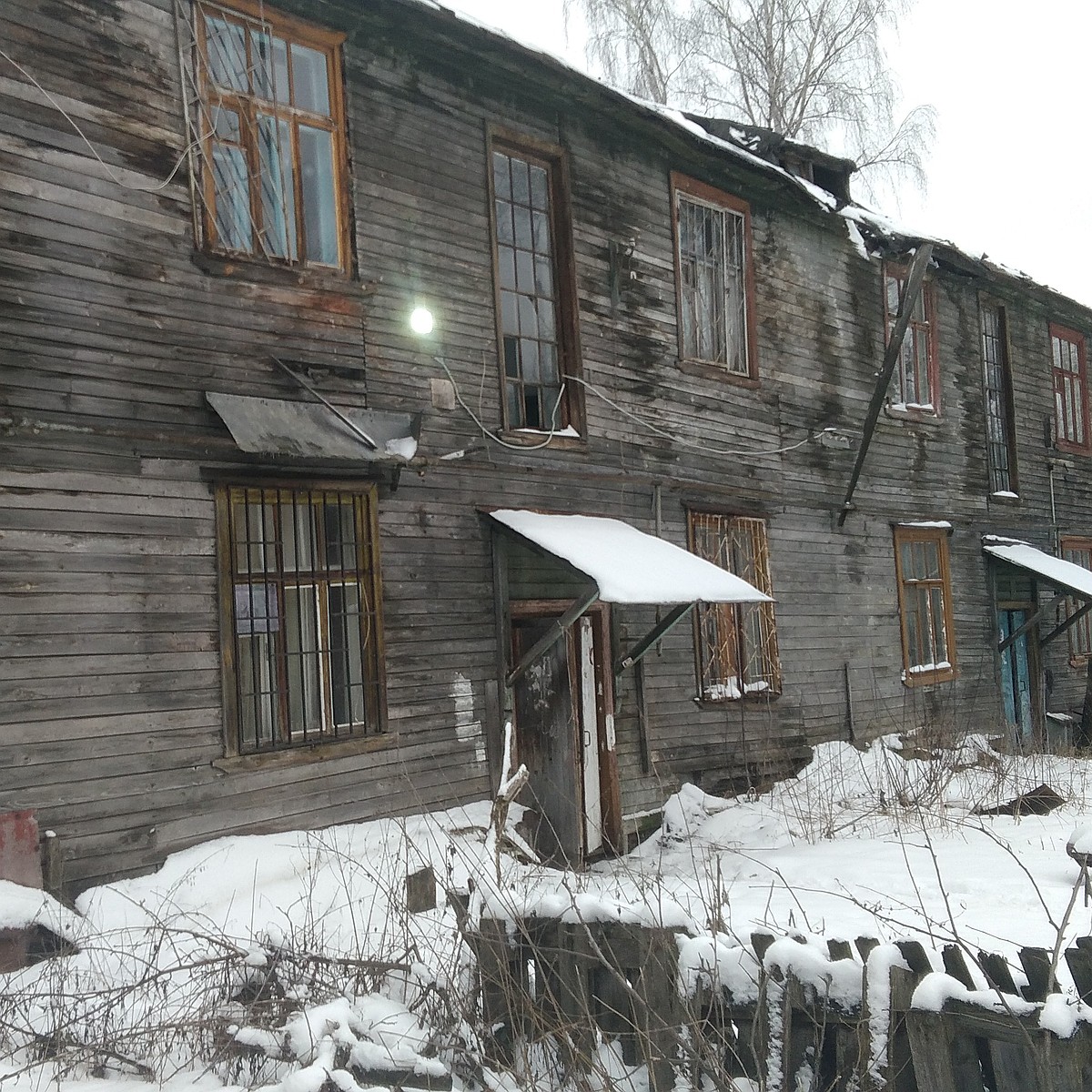 Все по закону, но жить негде»: Пенсионерку хотят выселить из аварийного  жилья, дав взамен всего 1,3 миллиона рублей - KP.RU