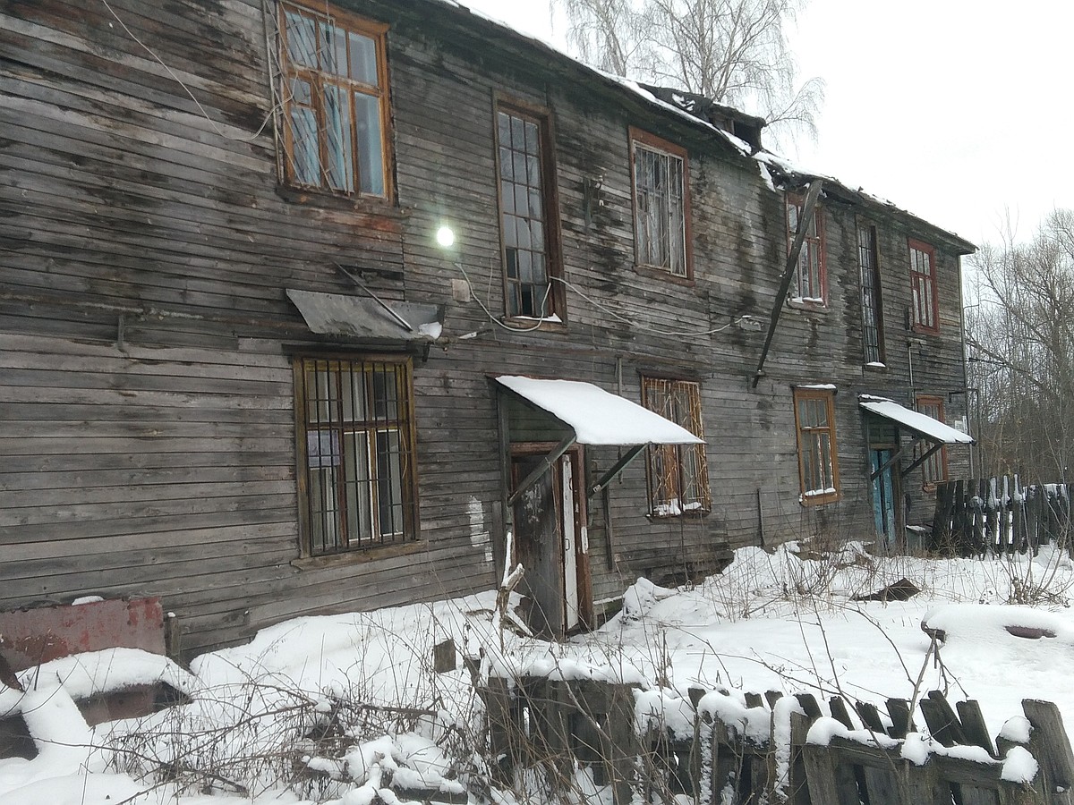 Все по закону, но жить негде»: Пенсионерку хотят выселить из аварийного  жилья, дав взамен всего 1,3 миллиона рублей - KP.RU