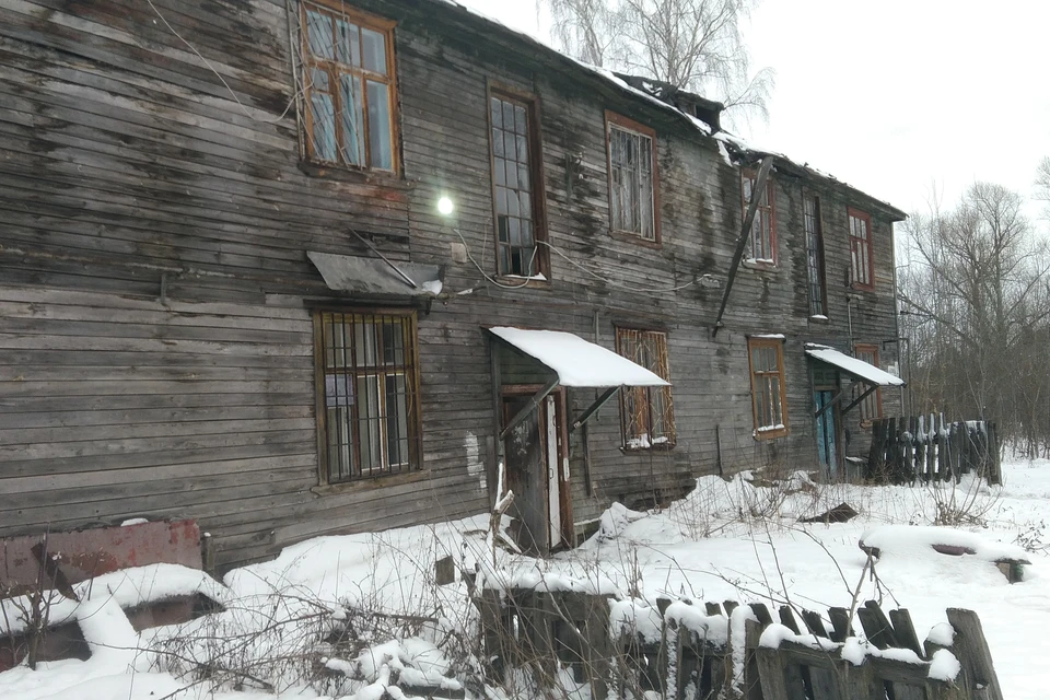 «Все по закону, но жить негде»: Пенсионерку хотят выселить из аварийного жилья, дав взамен всего 1,3 миллиона рублей