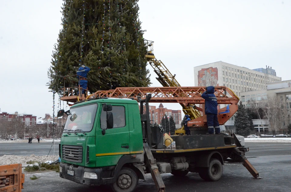 С главной городской елки начали снимать украшения