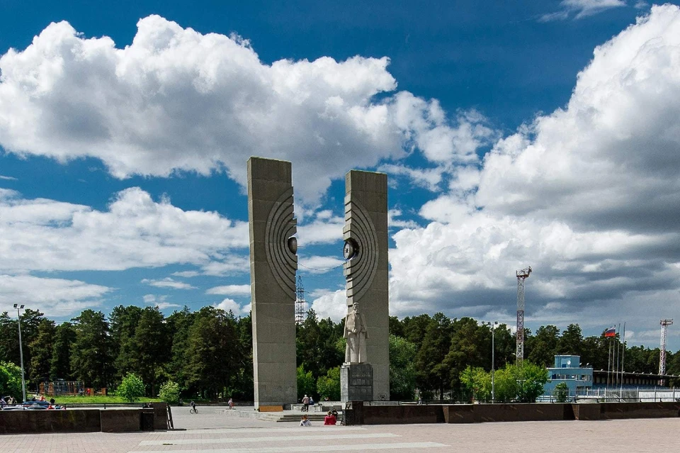 Памятник курчатову в челябинске фото