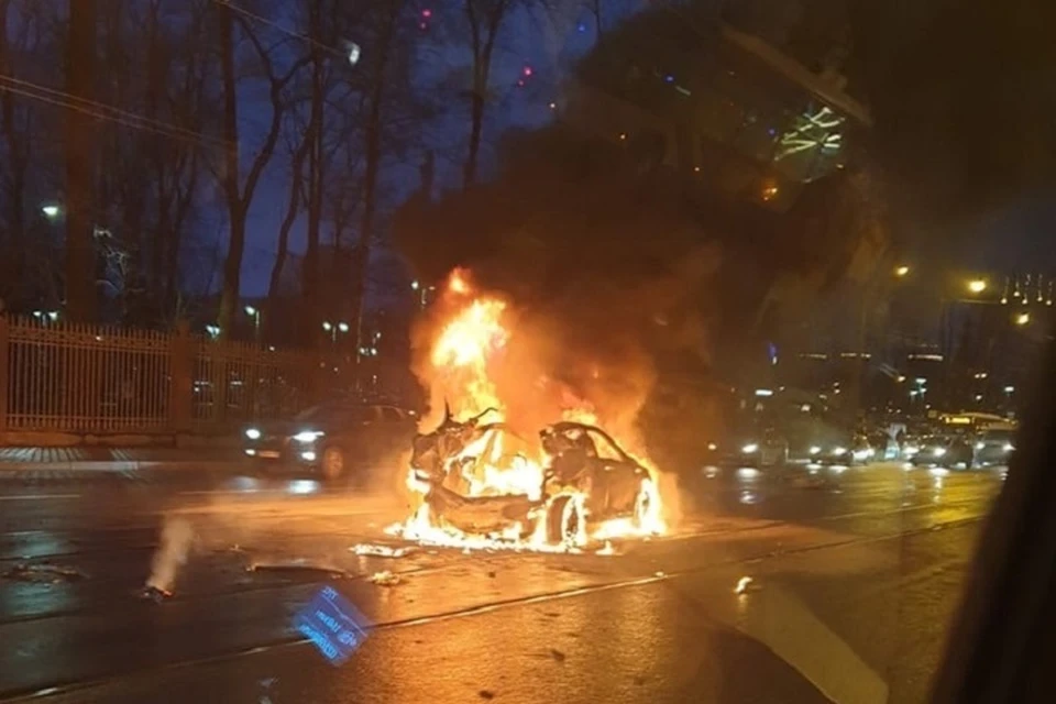 Автомобиль взорвался у станции метро "Черная речка" в Петербурге