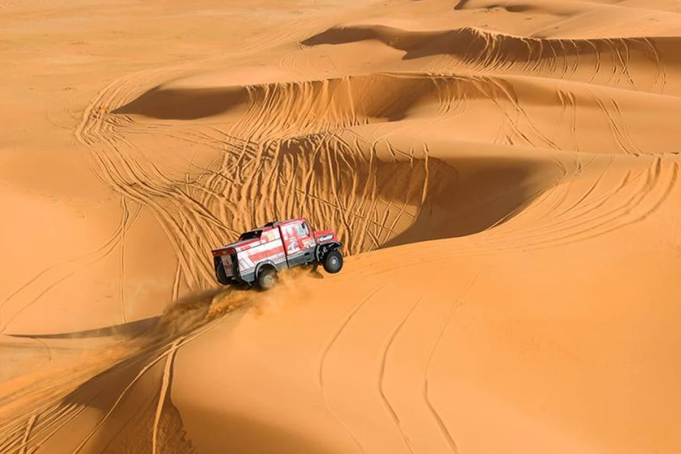 Белорусы на «Дакаре»: машина Вязовича едва не перевернулась, ее из ...