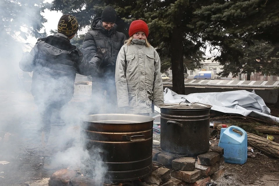 В начале войны жители Донбасса готовили пищу на костре