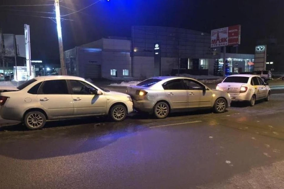 В суматохе водители трех столкнувшихся автомобилей не заметили, как с места ДТП скрылся виновник аварии. Фото: группа "Нужно соблюдать ПДД" vk.com