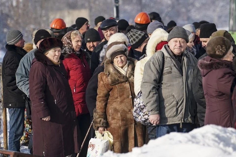 Каждый месяц линию разграничения в Донбассе пересекают 1 миллион 200 тысяч человек - в основном пожилые люди. Фото: facebook.com/ochaukraine