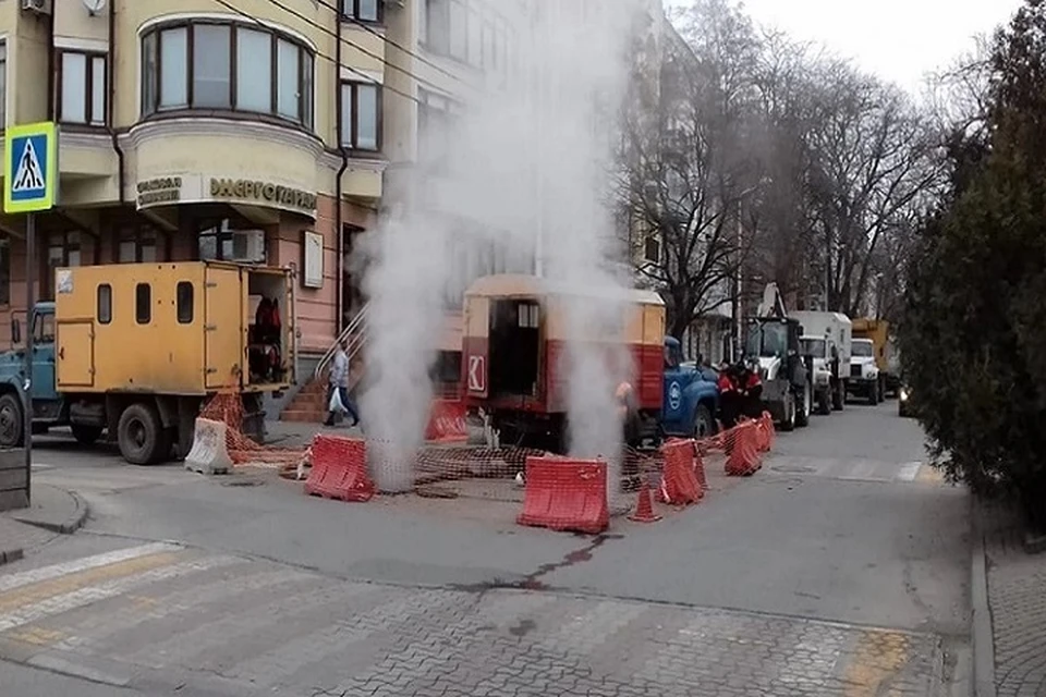 Тепло ростов. Ростов порыв теплотрассы. Авария на теплотрассе в Ростове на Дону. Теплосети Ростов на Дону. Порыв теплосети в Ростове.