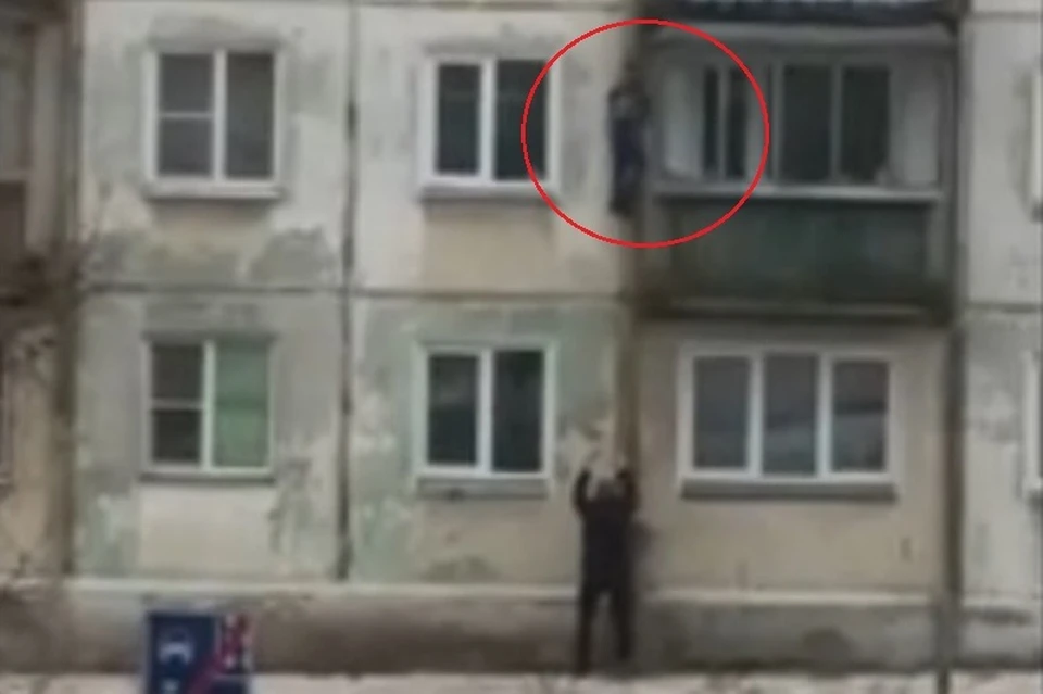 Кадр с видео: мальчик спускался с третьего этажа. Фото: Подслушано Озерск/vk.com