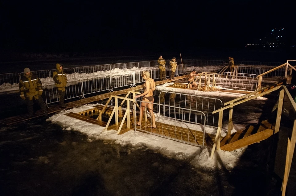 Окунуться в прорубь можно было в пяти местах