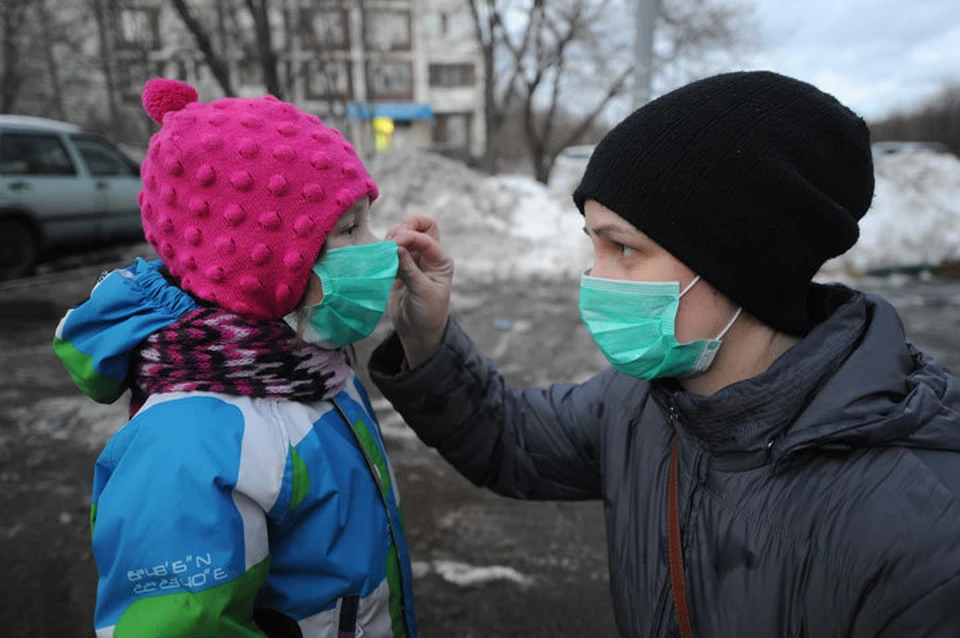 Специалисты советуют носить маску для защиты от вируса.
