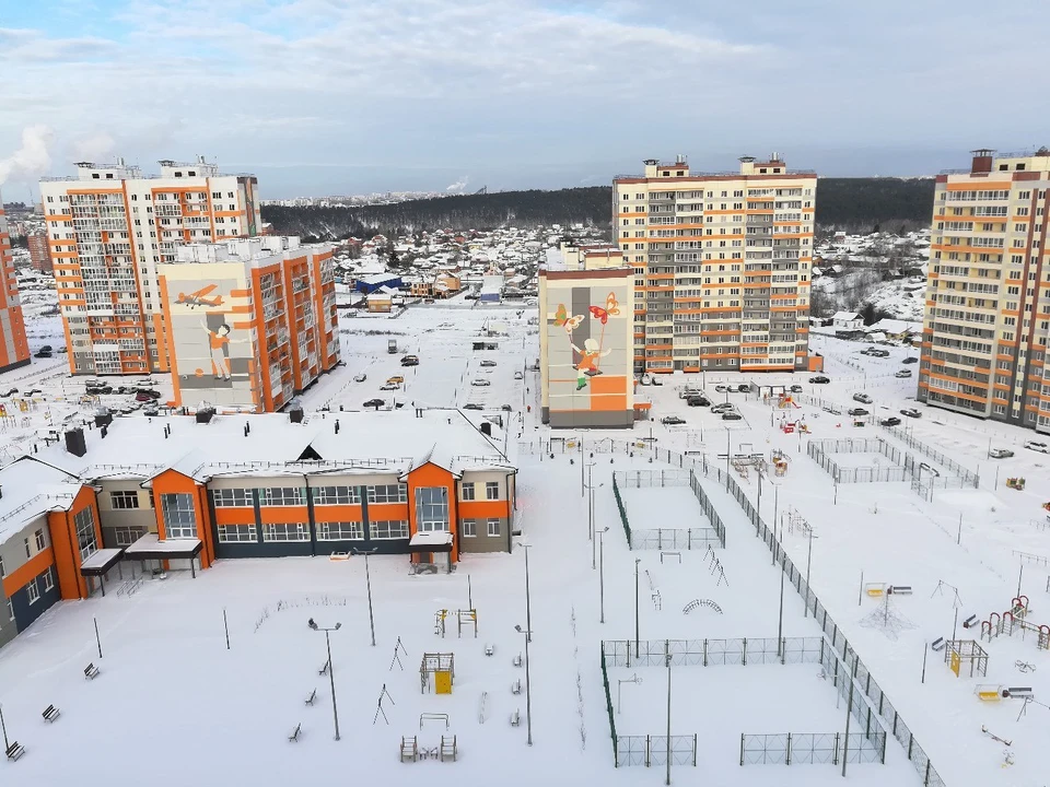 Жителям микрорайона удобно на бумаге оставаться сельской территорией, но жить в городских квартирах.