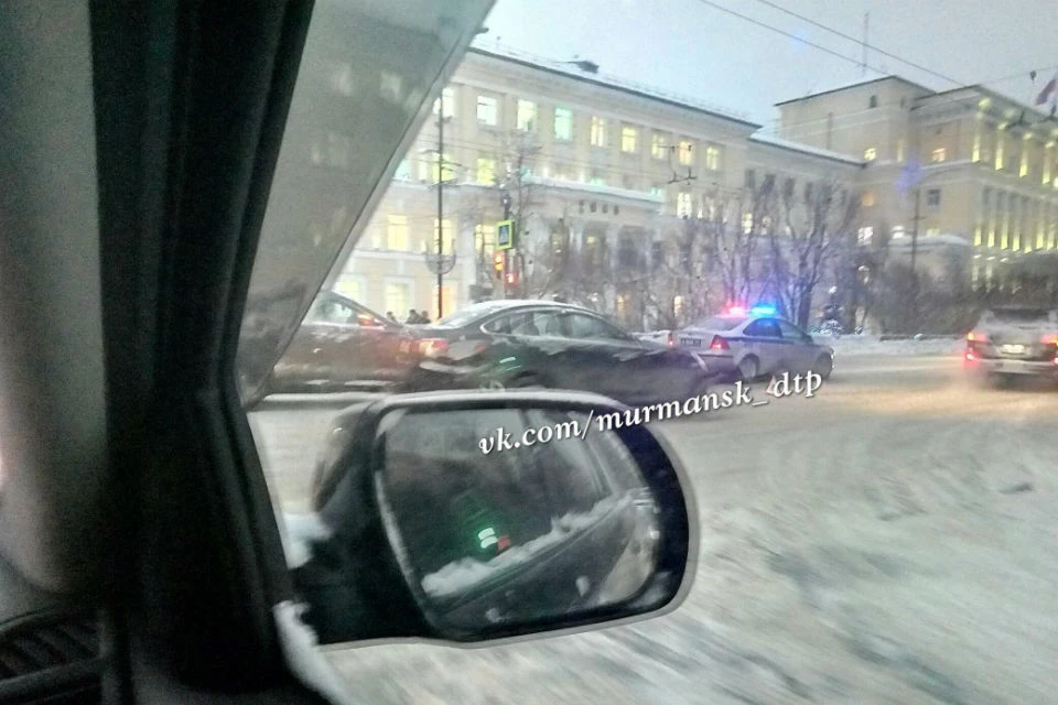 ДТП произошло прямо у здания правительства Мурманской области. Фото: vk.com/murmansk_dtp