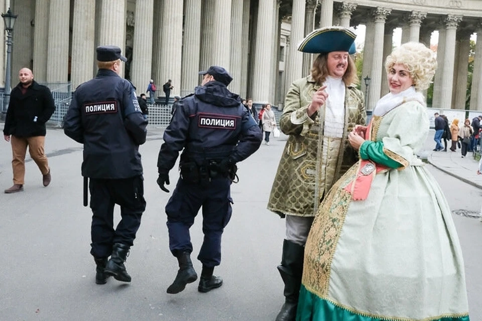 Полицейским и росгвардейцам Петербурга и Ленобласти назначили надбавку за охрану общественного порядка.