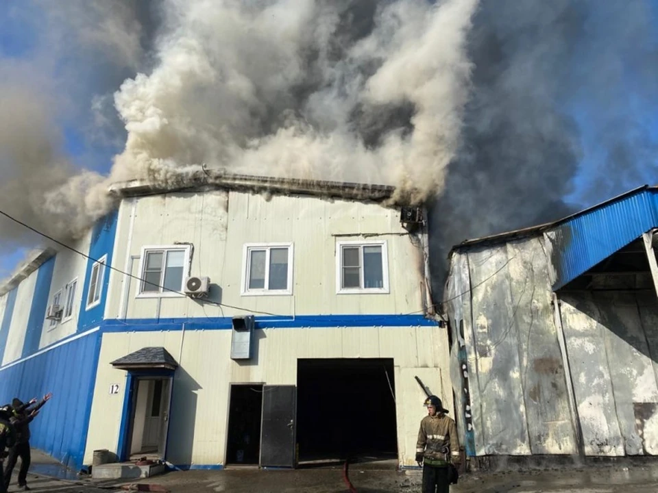Во Владивостоке горит продуктовая база. Фото: ГУ МЧС по Приморскому краю