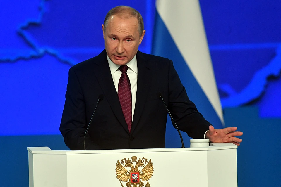 Путин поручил организовать мониторинг применения закона о СМИ