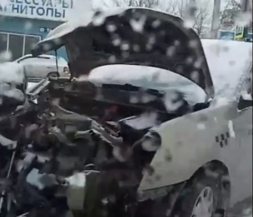 Два человека госпитализировали после аварии с тремя автомобилями на улице Дружбы в Тюмени