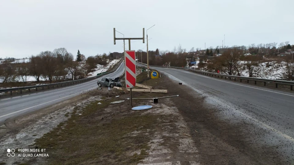 В Орловской области после столкновения иномарки со световой опорой погибла пожилая пассажирка. Фото: УГИБДД УМВД