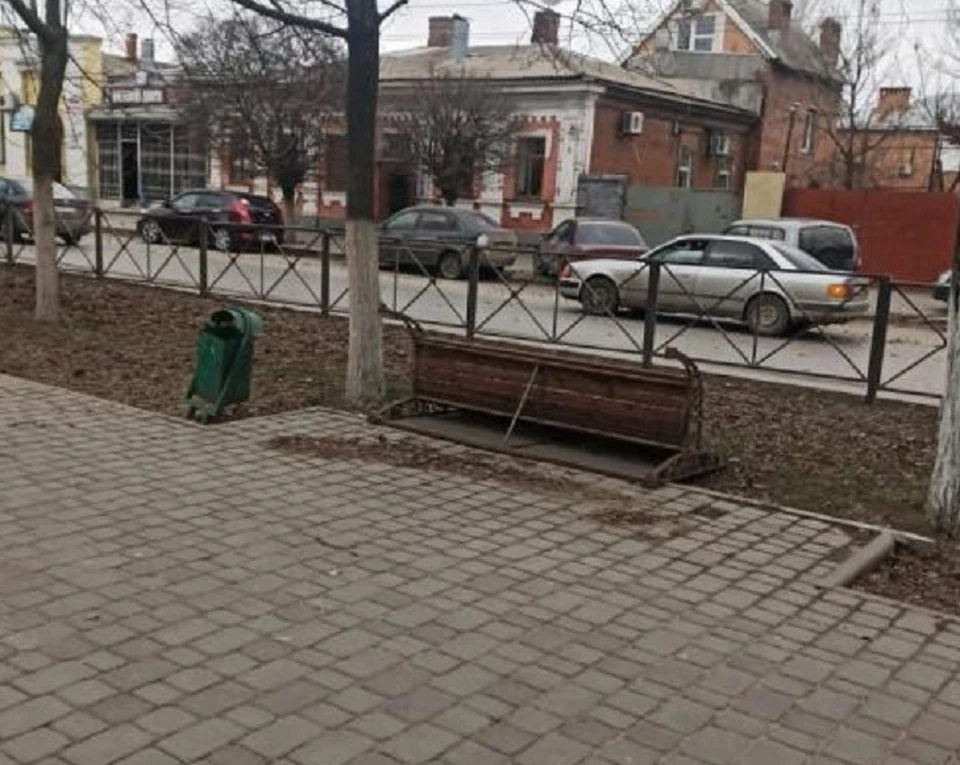Вандалы сломали на проспекте лавочки и расписали их похабными надписями. Фото: novochgrad.ru