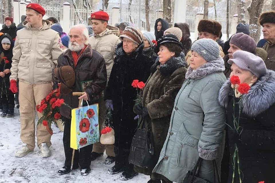 Ветеран блокадного ленинграда. Жители Ленинграда в блокаду. Ветераны Ленинградской блокады. Памятник блокаде Ленинграда Казань Дербышки.