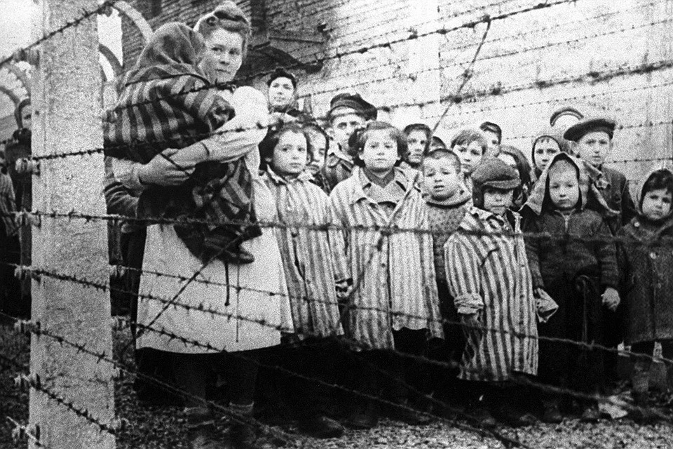 Оставшиеся в живых после освобождения немецко-фашистского концлагеря Освенцим. Фотохроника ТАСС