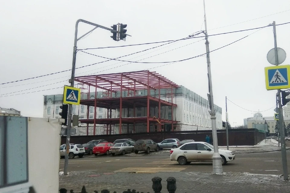Мэрия через суд хочет снести металлическую конструкцию у «ЦУМа» в Липецке