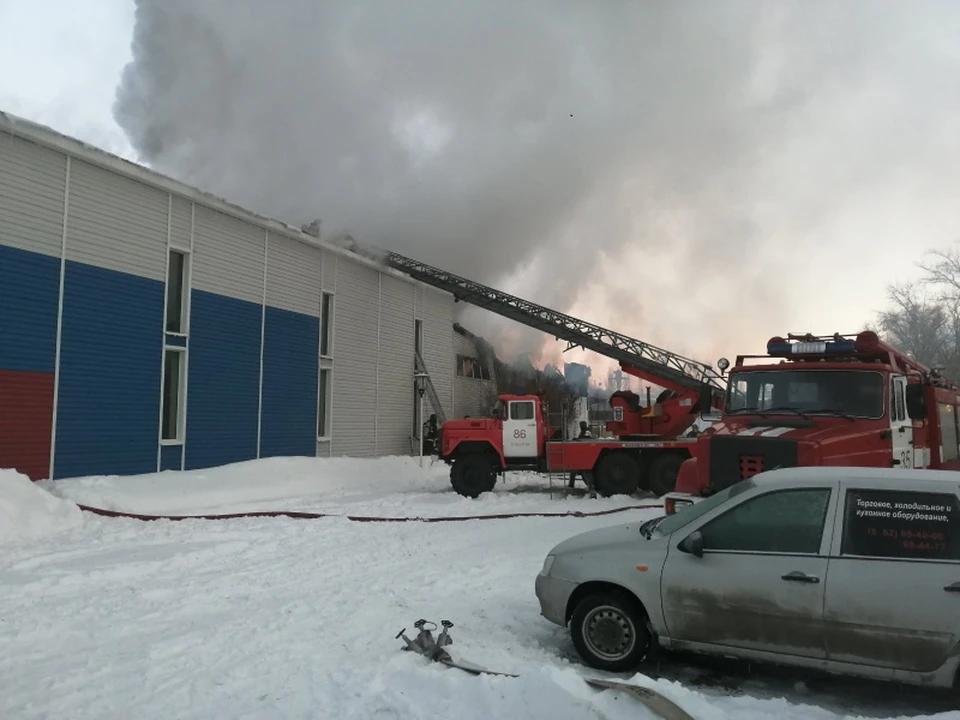 На тушение огня у пожарных ушло около трех часов