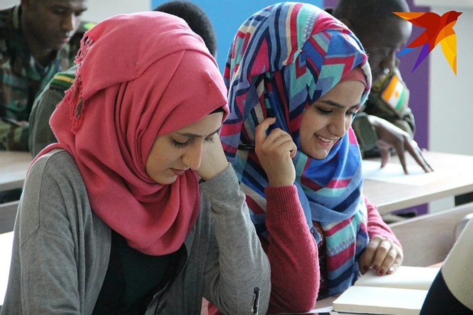 Студентке придется отказаться от хиджаба на занятиях.