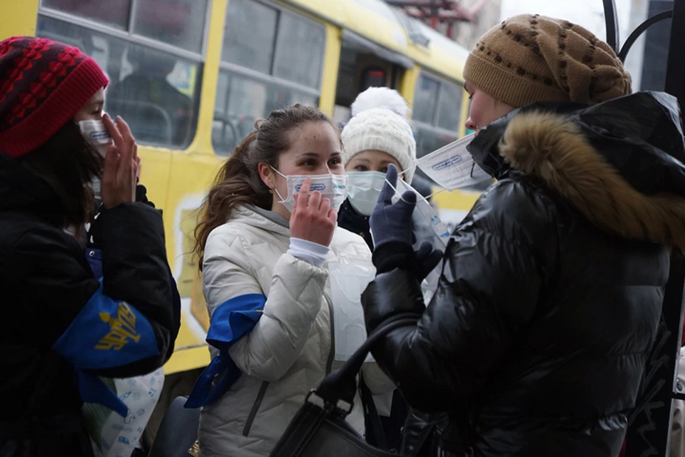 Чтобы не подхватить вирус, медики советуют носить в общественных местах маски.