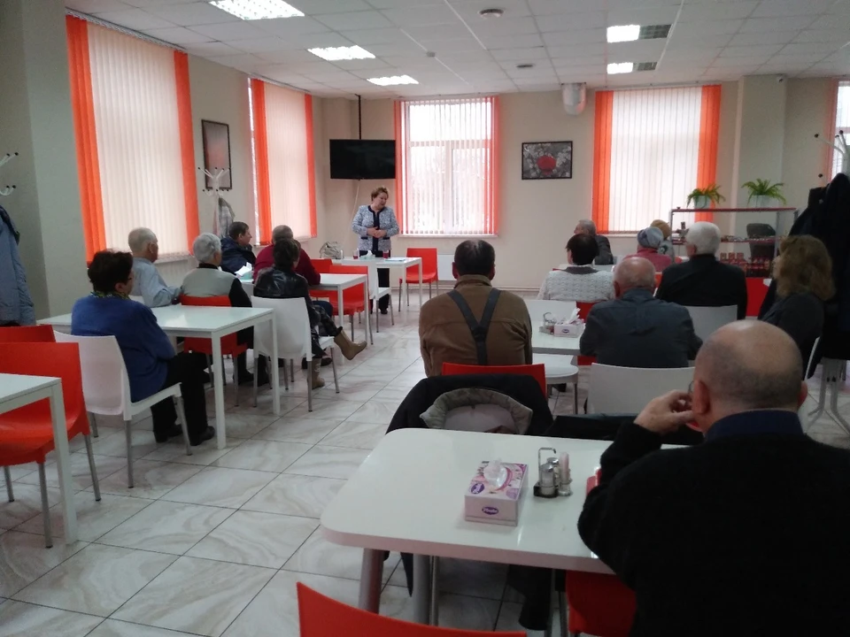 Федотова ведет собрание в столовой Тольятти