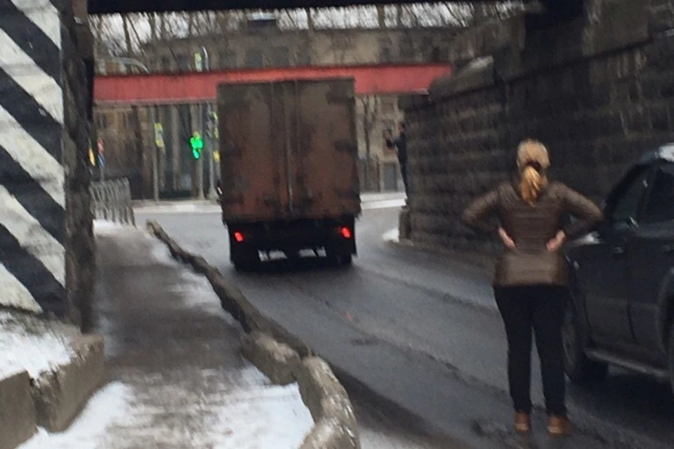 Женщина застряла в машинке. Фура застряла под мостом на Красном проспекте. Две фуры на новой Риге под мостом. Женщина застряла на мосту. Прикол,половина машина застряла под мостом.