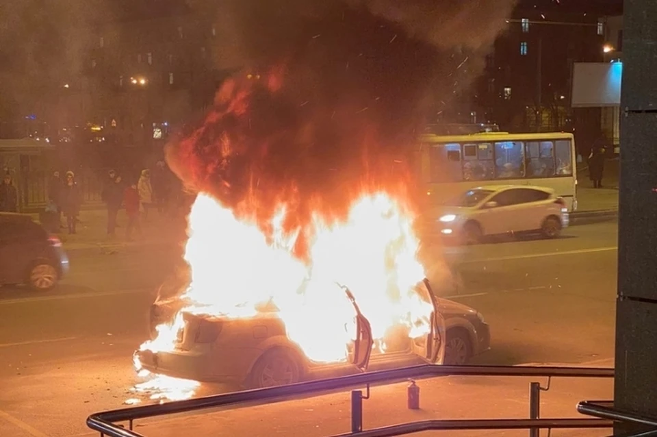 В Петербурге у станции метро "Ломоносовская" загорелась иномарка. Фото: vk.com/spb_today