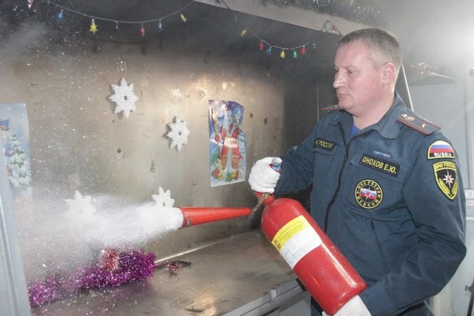 В Комсомольске-на-Амуре пожарные спасли мужчину из горящей квартиры