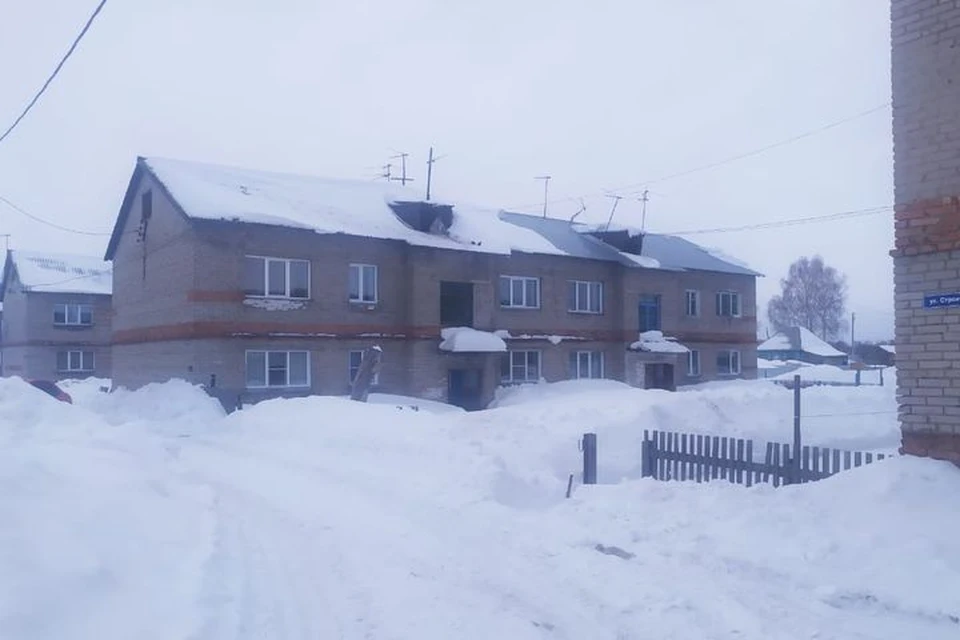 Дедушку накрыло снегом, сошедшим с крыши многоквартирного дома. Фото: СК по Новосибирской области