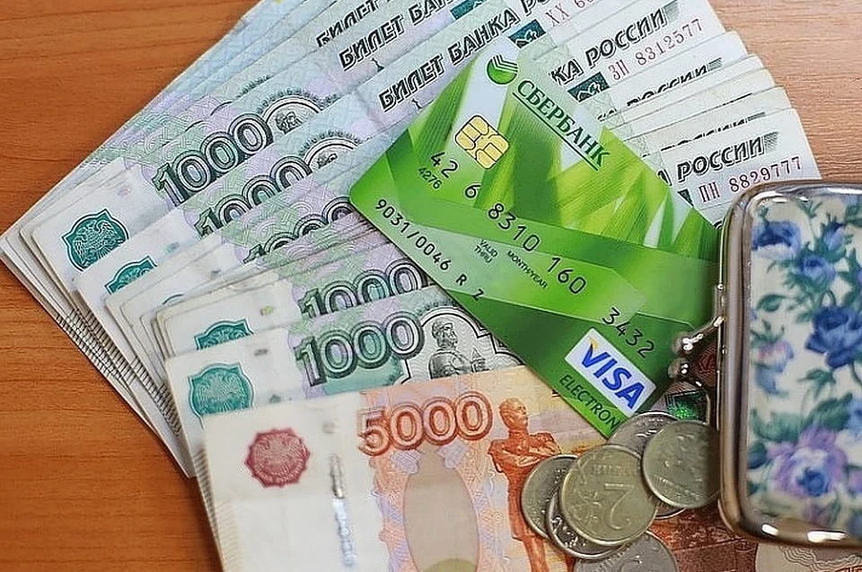 Часто взоры мошенников обращены на банковские карты.