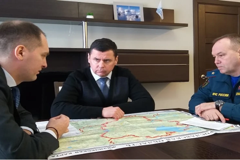 Совещание рабочей группы КЧС с заместителем министра МЧС Виктором Яцуценко/ФОТО: с личной страницы Дмитрия Миронова