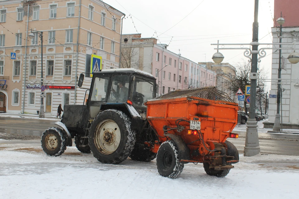 В Твери на уборке улиц занято 30 единиц техники Фото: администрация Твери