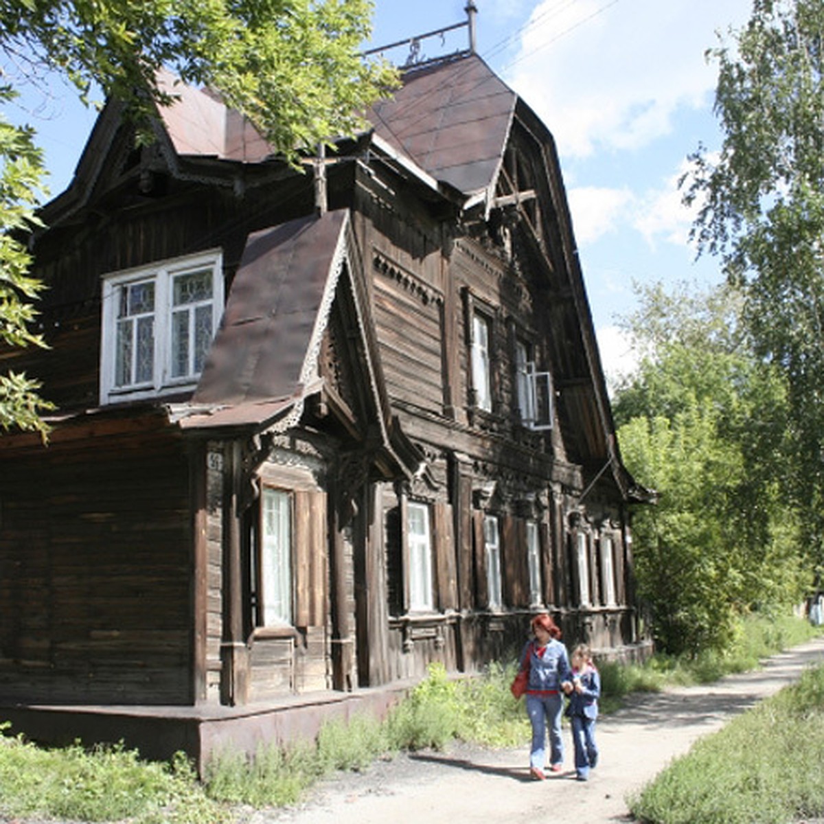 Памятник деревянного зодчества стремительно разрушается в Барнауле - KP.RU